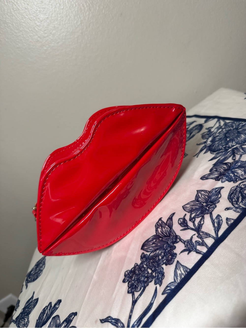 Patent Red Lip-Shaped Clutch - - Picture 2 of 6